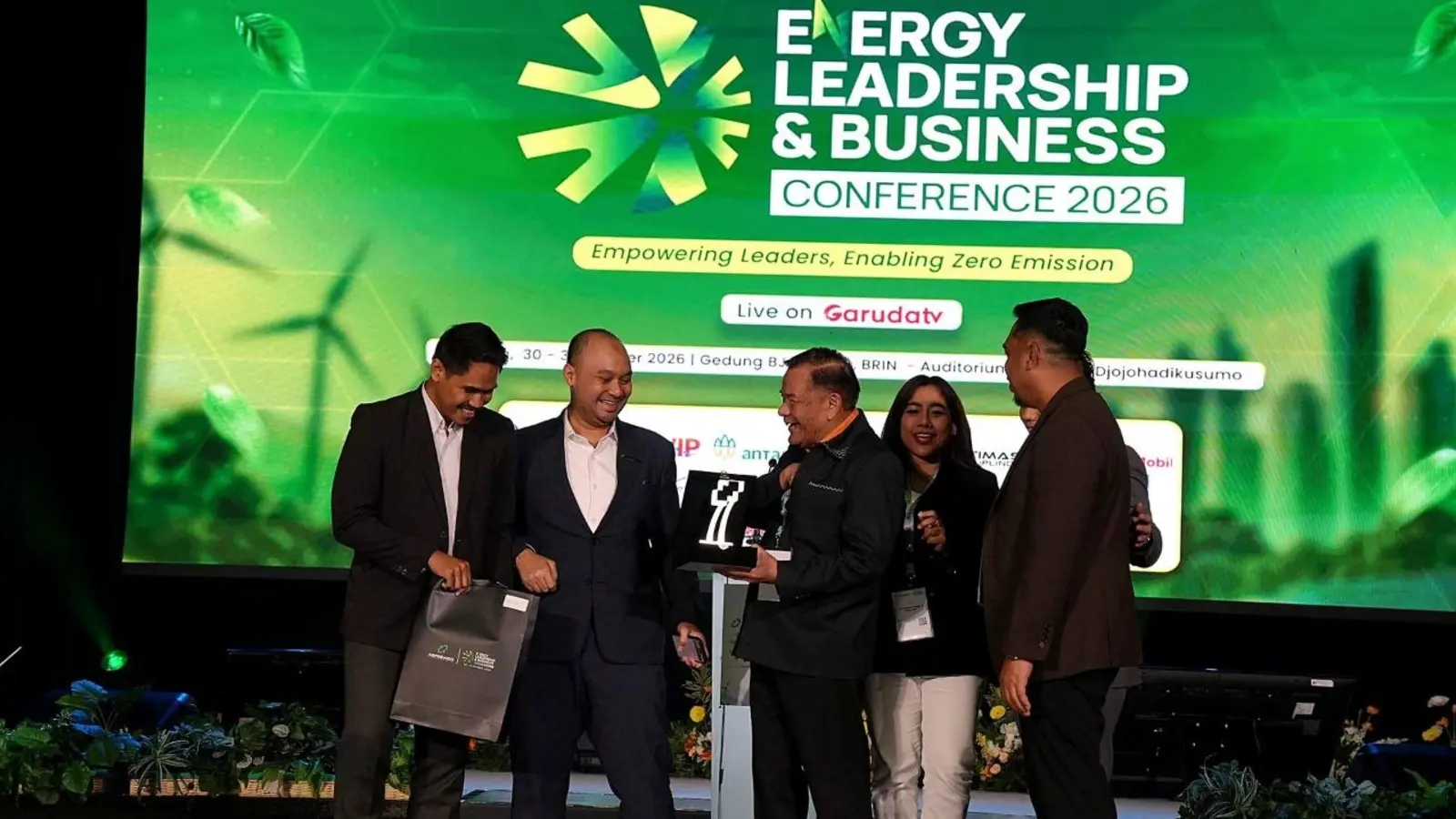 Dokumentasi suasana penyerahan penghargaan di panggung acara ELBC 2026.