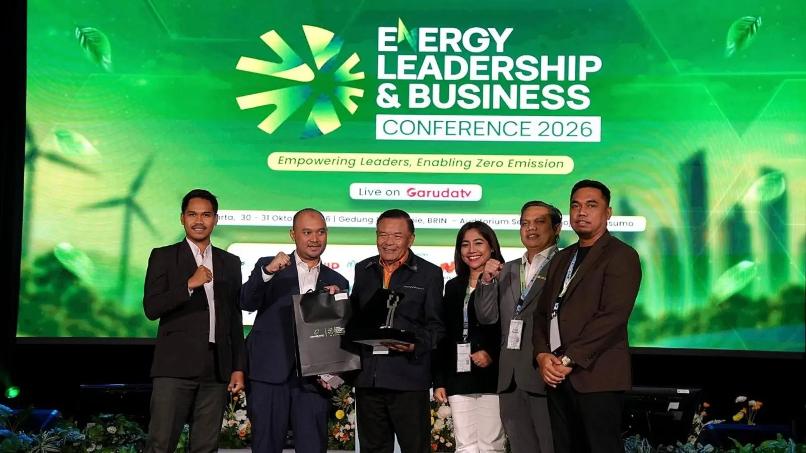 Sejumlah orang berdiri di panggung pada rangkaian penyerahan penghargaan konferensi energi.